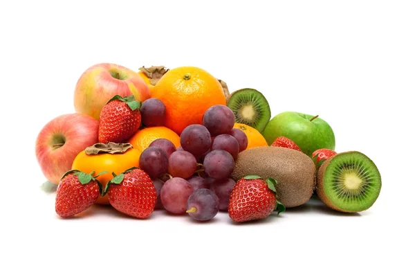 Bayas maduras y frutas aisladas sobre fondo blanco —  Fotos de Stock