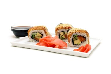 Japon mutfağı: rulo ve bir plaka üzerinde turşu zencefil.