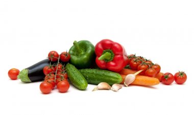 Beyaz arka planda taze sebzeler