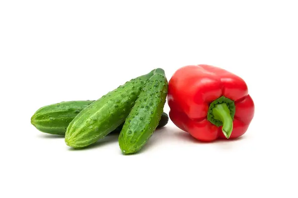 Pepinos y pimientos dulces sobre un fondo blanco . — Foto de Stock