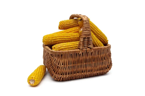 Épis de maïs dans un panier sur un fond blanc — Photo