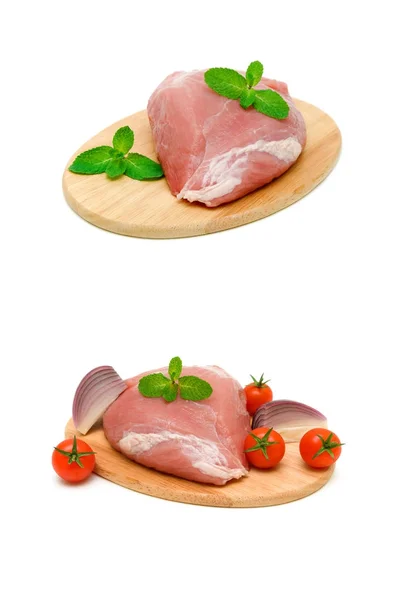 Rått kött och grönsaker på en skärbräda på vit bakgrund — Stockfoto