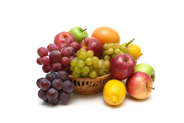 Uvas e outras frutas isoladas sobre fundo branco — Fotografia de Stock