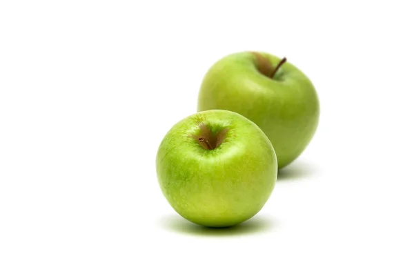 Groene appels geïsoleerd op witte achtergrond — Stockfoto