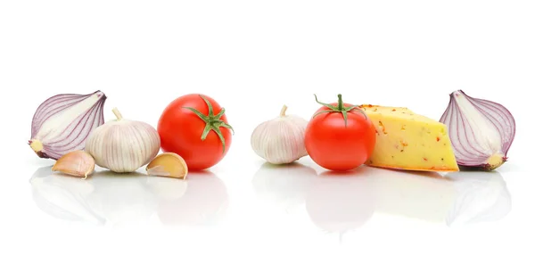 Sýr a zelenina na bílém pozadí — Stock fotografie