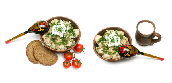 Русская кухня: пельмени с мясом в глиняной миске на
