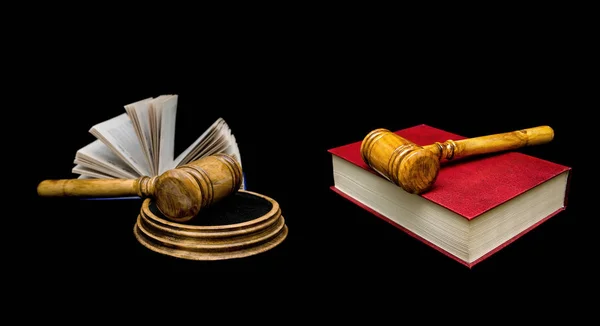 Книга и молоток судьи на черном фоне — стоковое фото