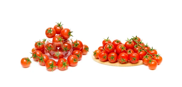 Tomates cereja maduros isolados sobre fundo branco — Fotografia de Stock