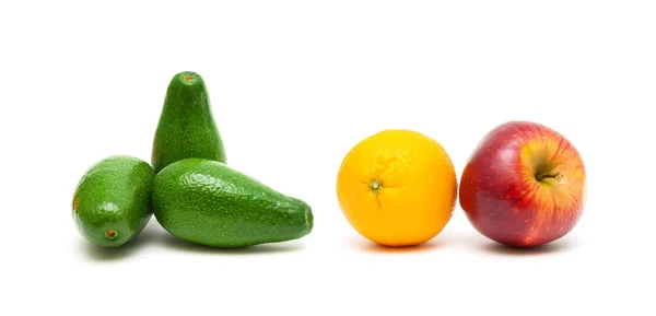 Aguacate, manzanas y naranjas sobre un fondo blanco —  Fotos de Stock