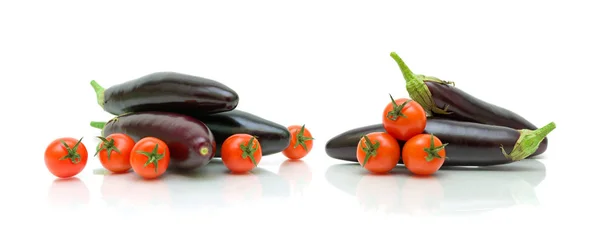 Tomates cerises et aubergines sur fond blanc — Photo