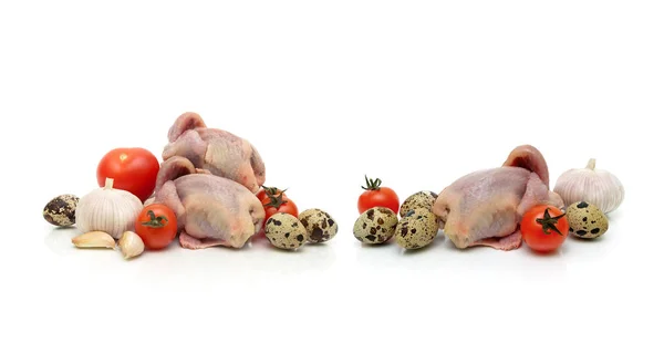 Kwartel karkas, groenten en eieren op een witte achtergrond — Stockfoto