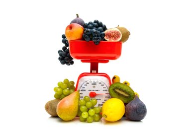 taze meyve ve beyaz bir arka plan üzerinde mutfak ölçekler