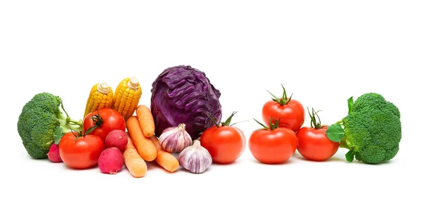 Rajčata a ostatní zelenina na bílém pozadí — Stock fotografie