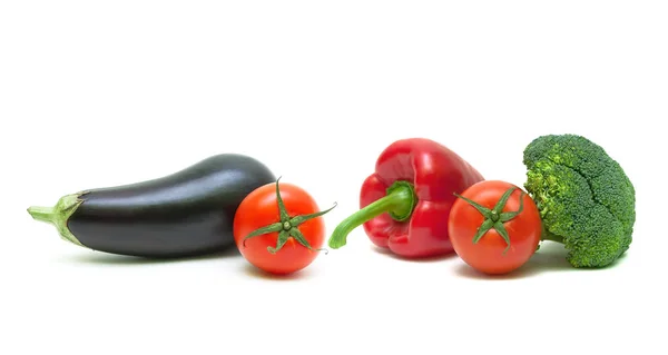 Färska grönsaker på en vit bakgrund — Stockfoto