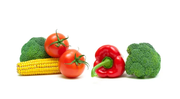 Brócolis e outros vegetais sobre um fundo branco — Fotografia de Stock