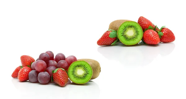 Kiwi, aardbeien en druiven op een witte achtergrond — Stockfoto