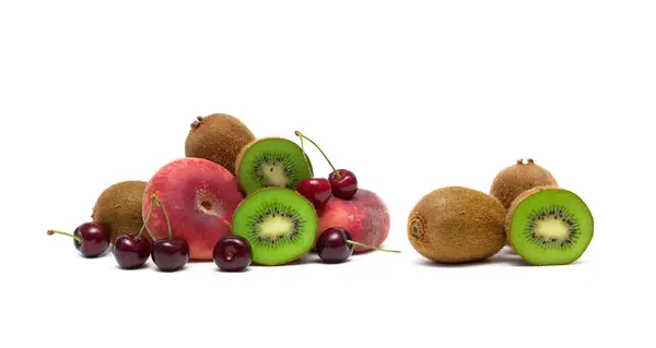 Cerezas maduras, kiwi y melocotones sobre un fondo blanco —  Fotos de Stock