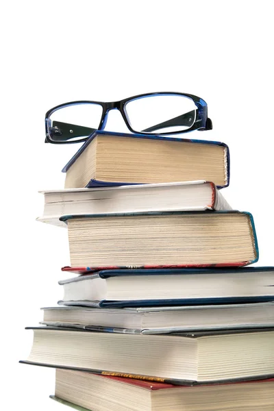 Kitaplar ve beyaz zemin üzerine gözlük yığını — Stok fotoğraf