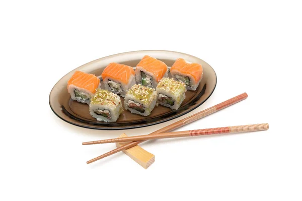 Japanische Küche: Rollen auf einem Teller isoliert auf weißem Hintergrund — Stockfoto