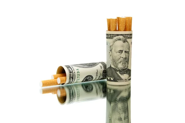 Dinero y cigarrillos sobre fondo blanco — Foto de Stock