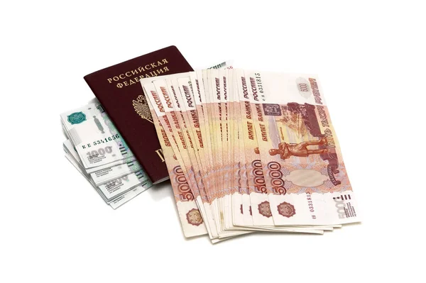 Soldi e passaporto della Federazione Russa su un backgrou bianco — Foto Stock