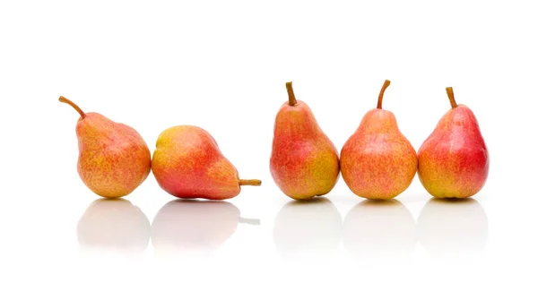 Rijpe peren geïsoleerd op een witte achtergrond — Stockfoto