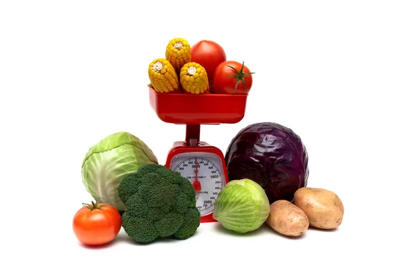 Zelenina a kuchyňské váhy na bílém pozadí — Stock fotografie