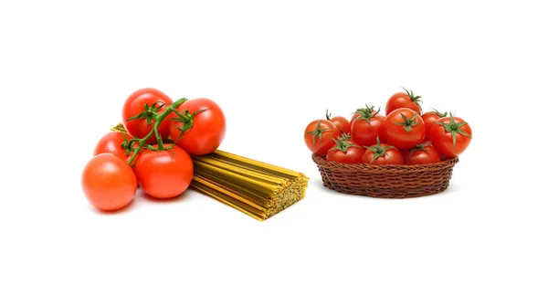 Rijpe tomaten en spaghetti geïsoleerd op witte achtergrond — Stockfoto