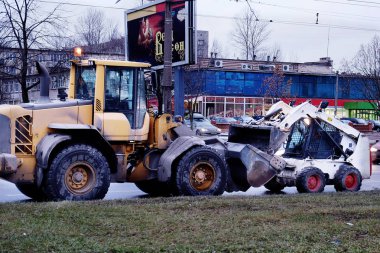 İnşaat ekipmanları kar toplar