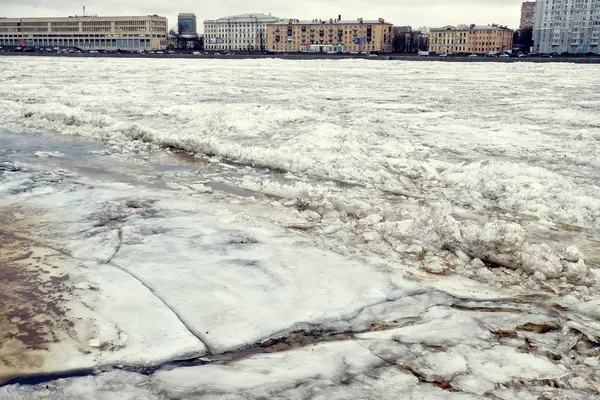川の氷の塊は — ストック写真