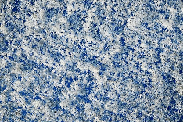 Gnistrande vit snö på blå — Stockfoto