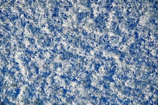 La neige blanche scintillante sur le bleu — Photo