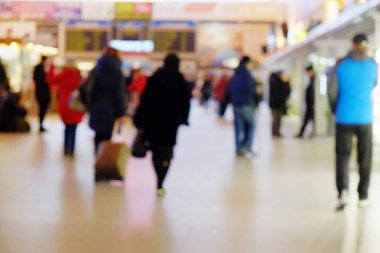 bulanık bekleme odasında insanlar