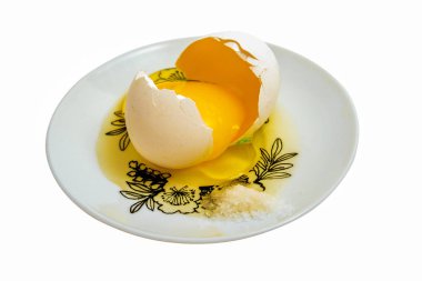 çiğ yumurta beyaz zemin üzerine izole