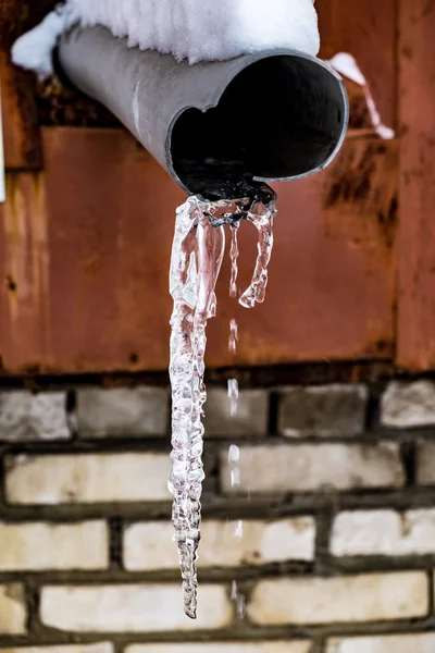 Glaçons suspendus aux conduites d'eau — Photo