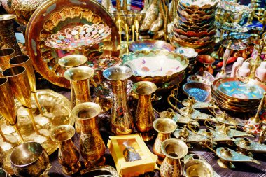 güzel Altın Kupa ve testiler