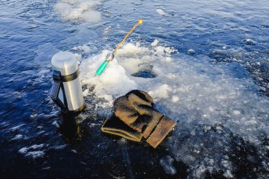 kış parlak güneşin denizde Balık tutma