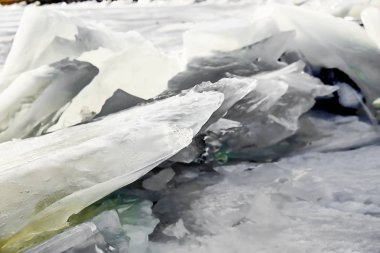 Nehirdeki buz blokları