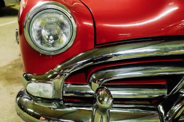 parça kırmızı eski model araba