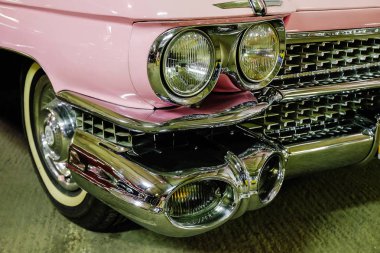 parça kırmızı eski model araba