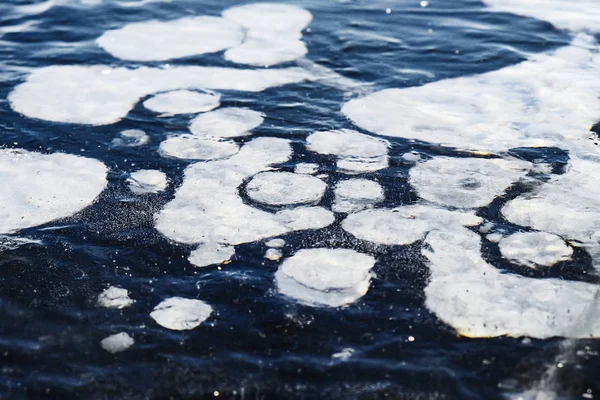 氷の上の空気中の美しいパターン — ストック写真