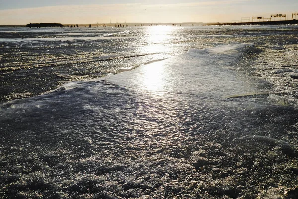冬の明るい太陽の下、海で釣り — ストック写真
