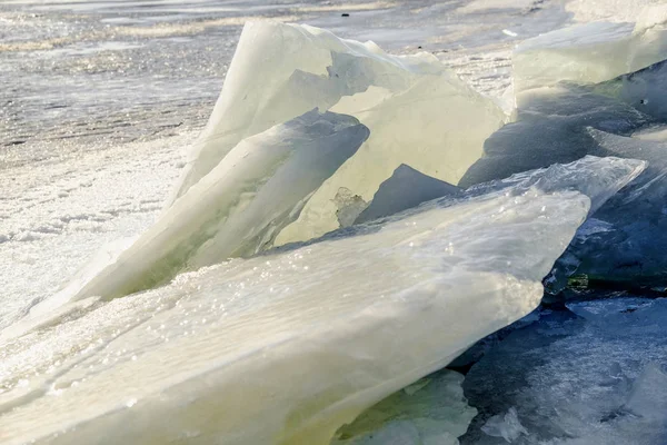 川の氷の塊は — ストック写真
