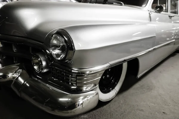 Фрагмент срібного старовинного автомобіля — стокове фото