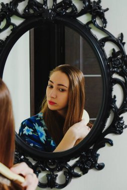 genç kız onun saç tarama