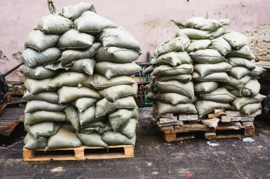 palet üzerinde inşaat çanta