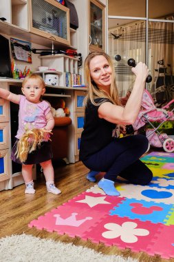 Anne ve bebek evde oynarken eğleniyor