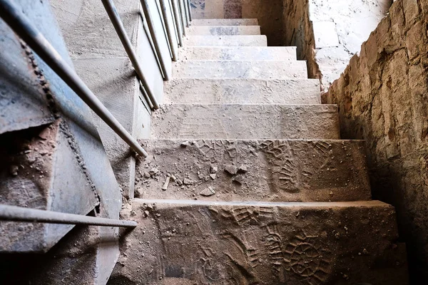 Σκονισμένες παλιές σκάλες — Φωτογραφία Αρχείου
