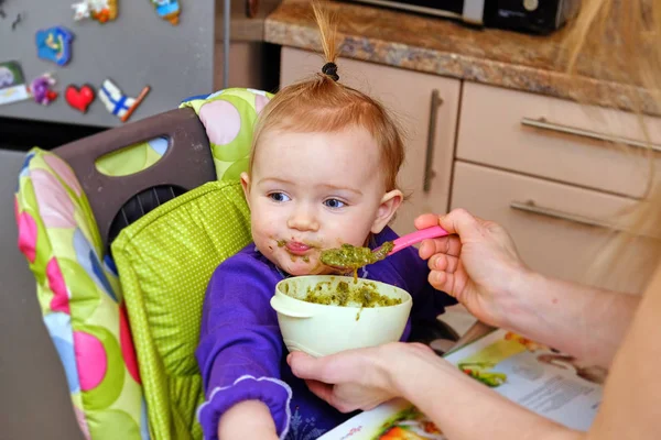 Cucchiaio per l'alimentazione del bambino — Foto Stock