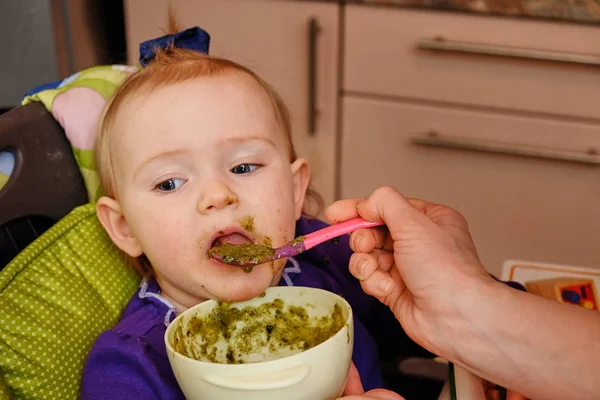 Cucchiaio per l'alimentazione del bambino — Foto Stock